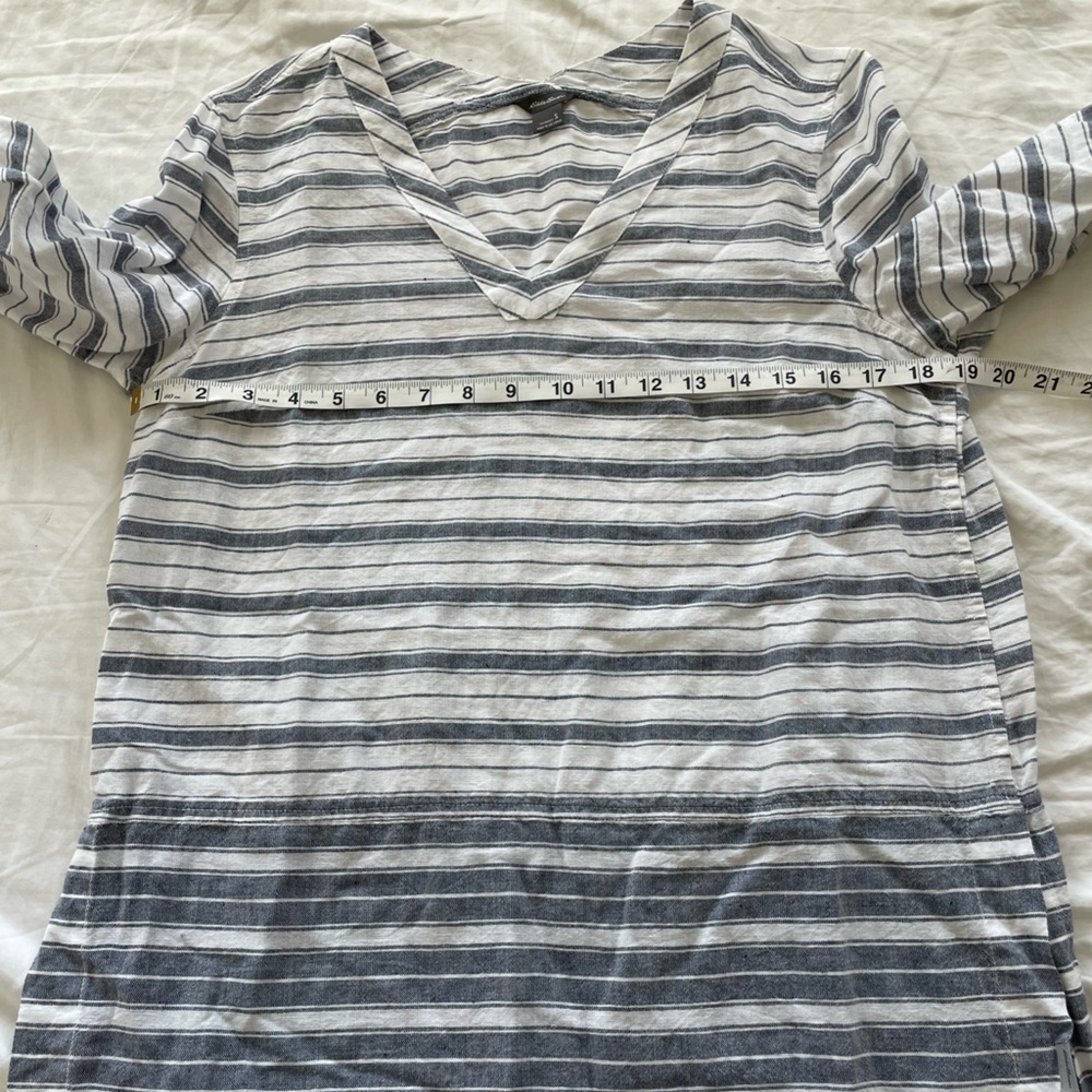 Eddie Bauer lightweight v-neck linen cotton blend quarter sleeve top | S - Picture 7 of 11
